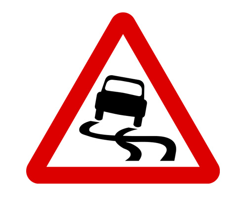 Знак "скользкая дорога" в Англии - Slippery road